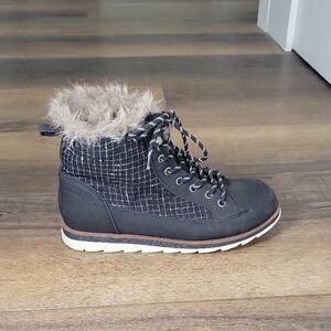 MUK LUKS Women's Sigrid Boots in black and white with faux fur lining. SZ 9